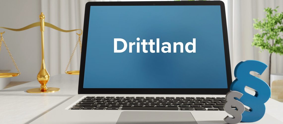 Drittland. Laptop/Computer im Büro eines Anwalts. Text auf dem Bildschirm (blau). Internet-Suche