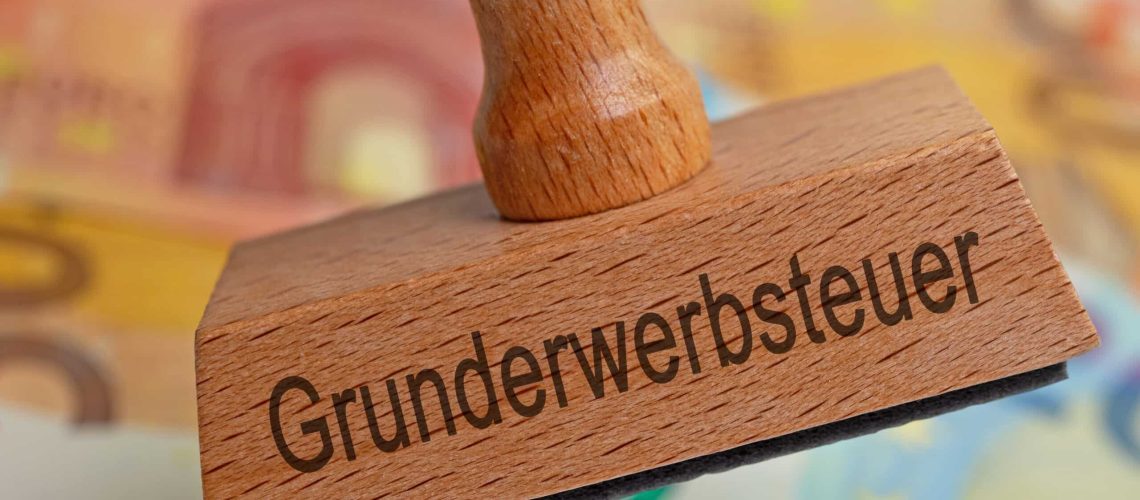 Holzstempel mit dem Aufdruck "Grunderwerbsteuer"
