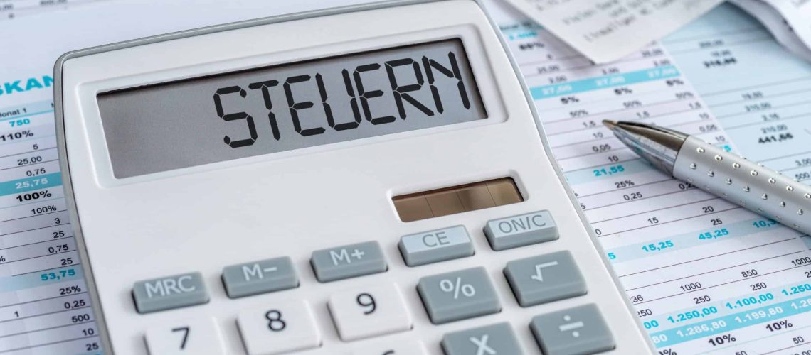 Taschenrechner mit Dokumenten - Steuern